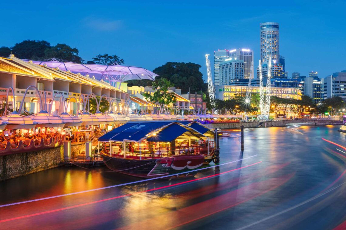 Clarke Quay waterfront bars and restaurants illuminated at night along the Singapore River - SINwebzine Clarke Quay waterfront bars and restaurants illuminated at night along the Singapore River