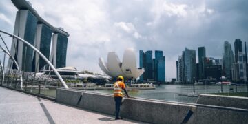 architect-reviewing-building-blueprints-singapore-unsplash - SINwebzine 一位新加坡建筑师审阅为应对中央商务区城市热岛效应而设计的建筑计划