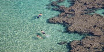 couple-snorkelling-clear-tropical-water-unsplash - SINwebzine A couple snorkelling in turquoise water during one of the most popular island escapes reachable from Singapore in late August