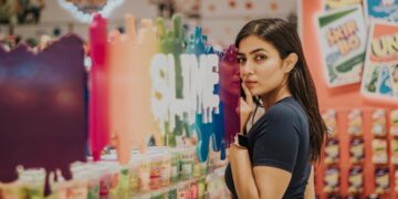 woman-reading-product-label-supermarket-unsplash - SINwebzine A woman reads a zero waste label on a household product in a Singapore supermarket aisle.