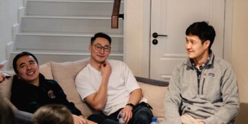 asian-friends-watching-sports-together-unsplash - SINwebzine A group of Singaporean friends cheering together as they watch the Grand Prix Singapore race on a television screen at home