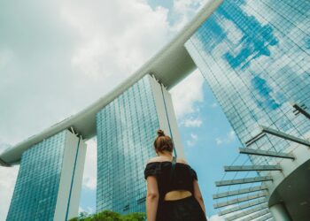 businesswoman-singapore-carbon-trading-unsplash A businesswoman reviews data on a screen at a Singapore carbon credit exchange office, tracking market activity