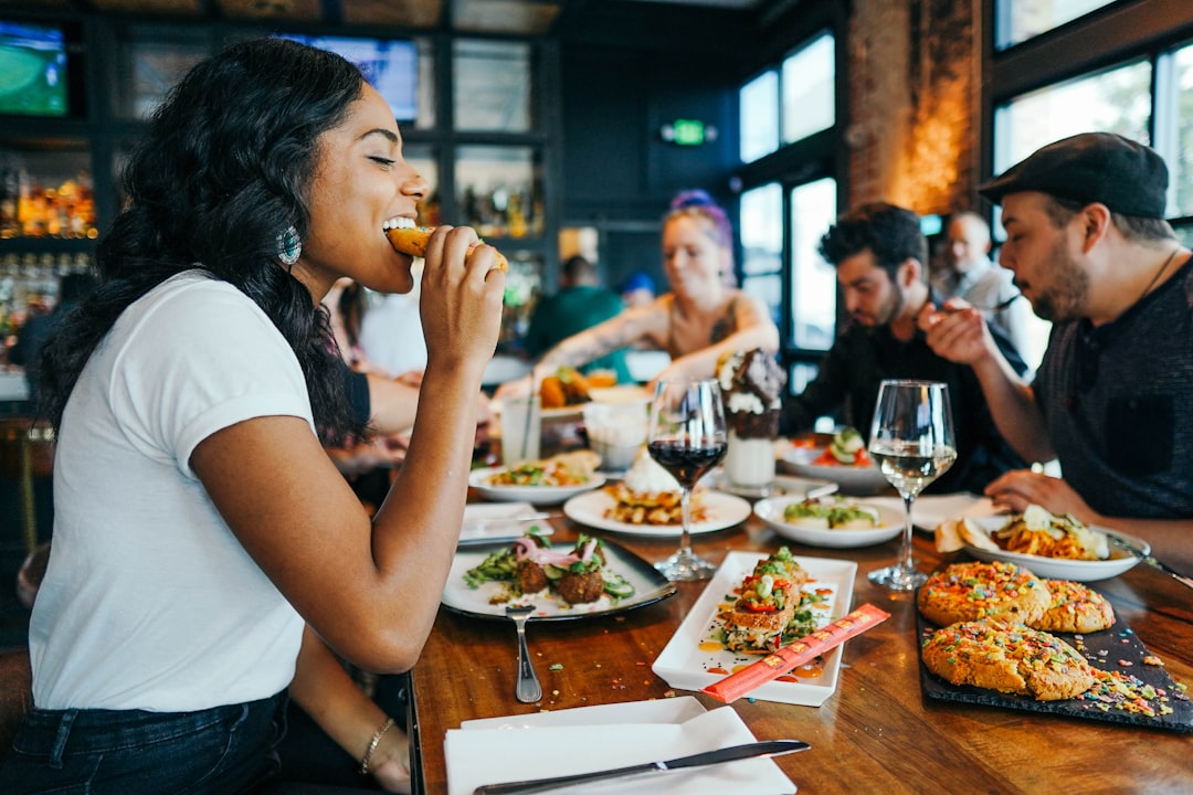 Een groep gasten die een meergangenproefmenu deelt in een restaurant in Singapore als seizoensgebonden Singaporese menu's