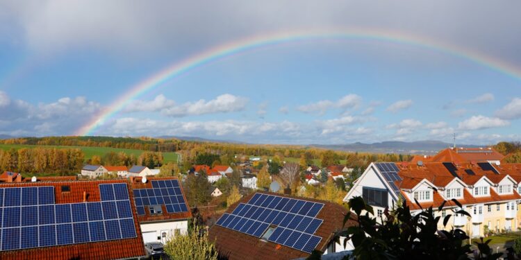 homeowner-rooftop-solar-panels-unsplash - SINwebzine installed solar panels in a rooftop, illustrating how rooftop solar incentives benefit residential properties