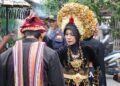 woman-wearing-sarong-kebaya-festival-unsplash - SINwebzine A woman dressed in traditional sarong kebaya at a Peranakan culture festival in Singapore