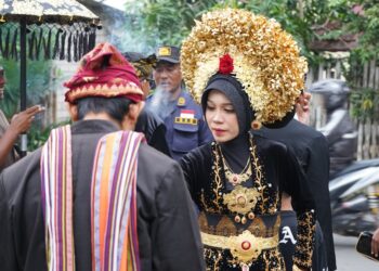 A woman dressed in traditional sarong kebaya at a Peranakan culture festival in Singapore