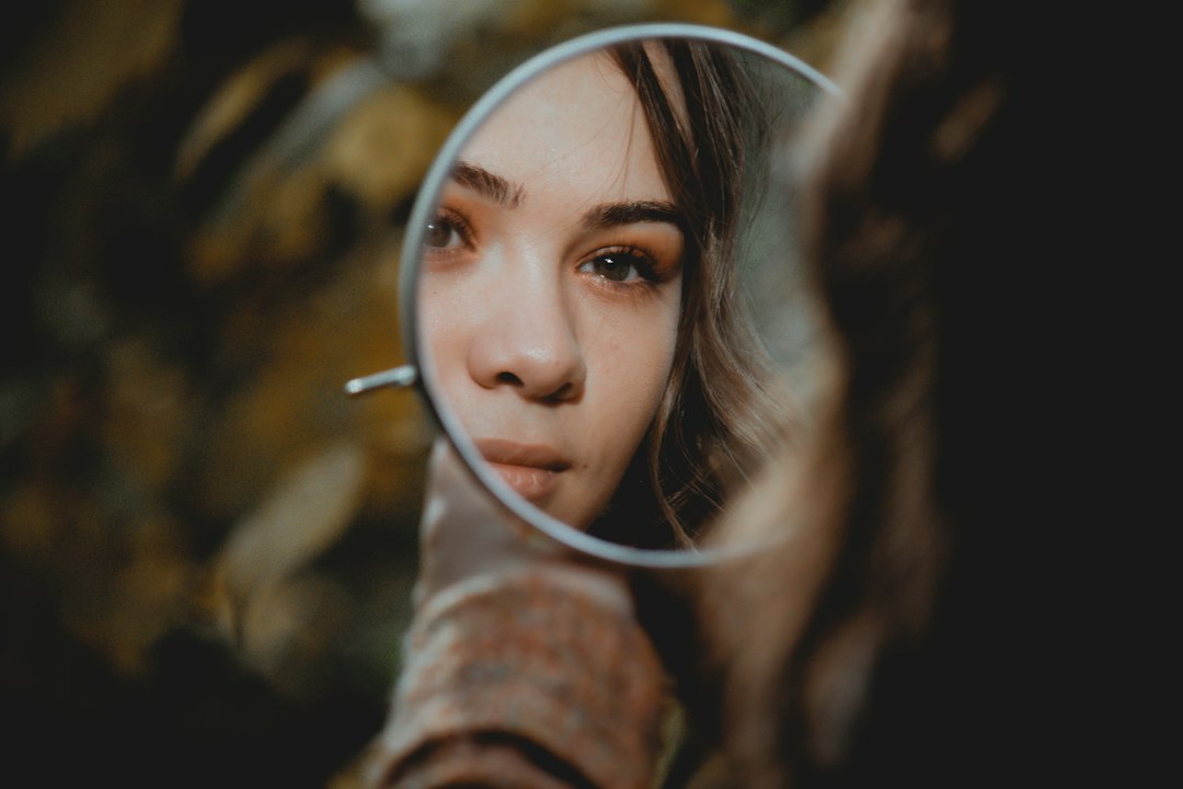 Close-up of humidity-proof makeup touch-up routine
