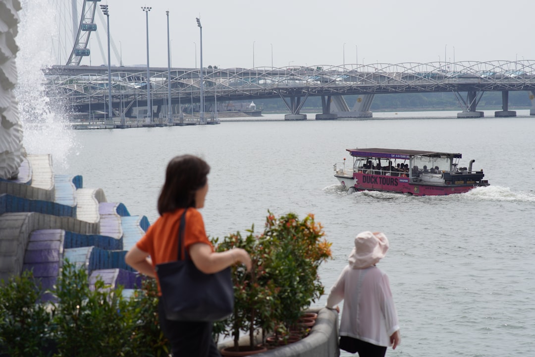 Un viaggiatore sale su un traghetto al terminal di Tanah Merah, pronto per una delle popolari gite di un giorno da Singapore all'isola di Bintan.