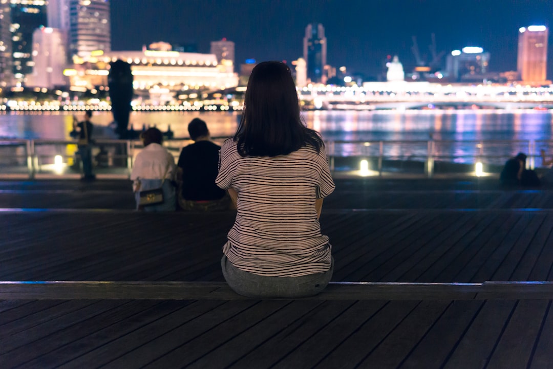 passeggiando sul lungomare di Marina Bay durante gli eventi di giugno a Singapore, circondati da installazioni luminose scintillanti di notte