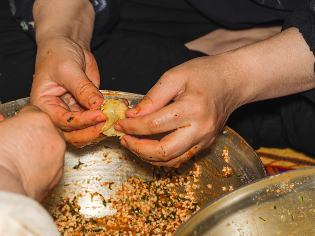 Una donna che avvolge con cura gnocchi di riso zongzi in un laboratorio del Dragon Boat Festival a Singapore