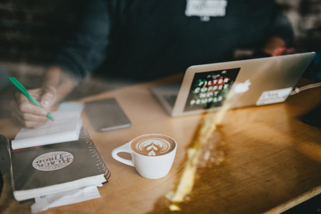 Un emprendedor de la diáspora trabaja en un café central, ilustrando el ajetreo de los emprendedores de la diáspora que construyen negocios.