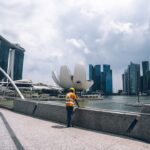 Un arquitecto de Singapur revisa planos de construcción diseñados para abordar el efecto de isla de calor urbana en el Distrito Central.