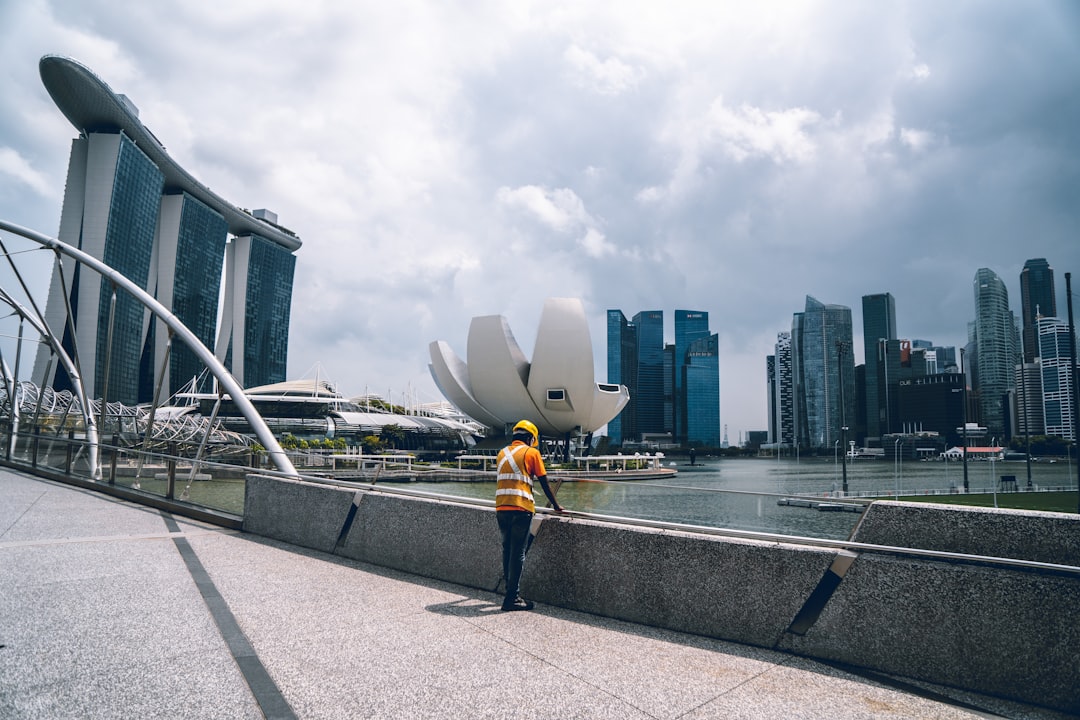Un arquitecto de Singapur revisa planos de construcción diseñados para abordar el efecto de isla de calor urbana en el Distrito Central.