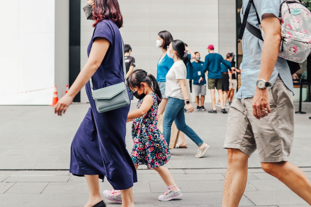 Turistas y compradores caminando por Orchard Road en Singapur mientras la llegada de turistas alcanza un máximo histórico en julio de 2026