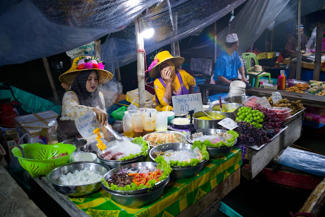 Un chef preparando platos tradicionales de hawker en un puesto de festival de comida de Singapur, mostrando el patrimonio culinario local.