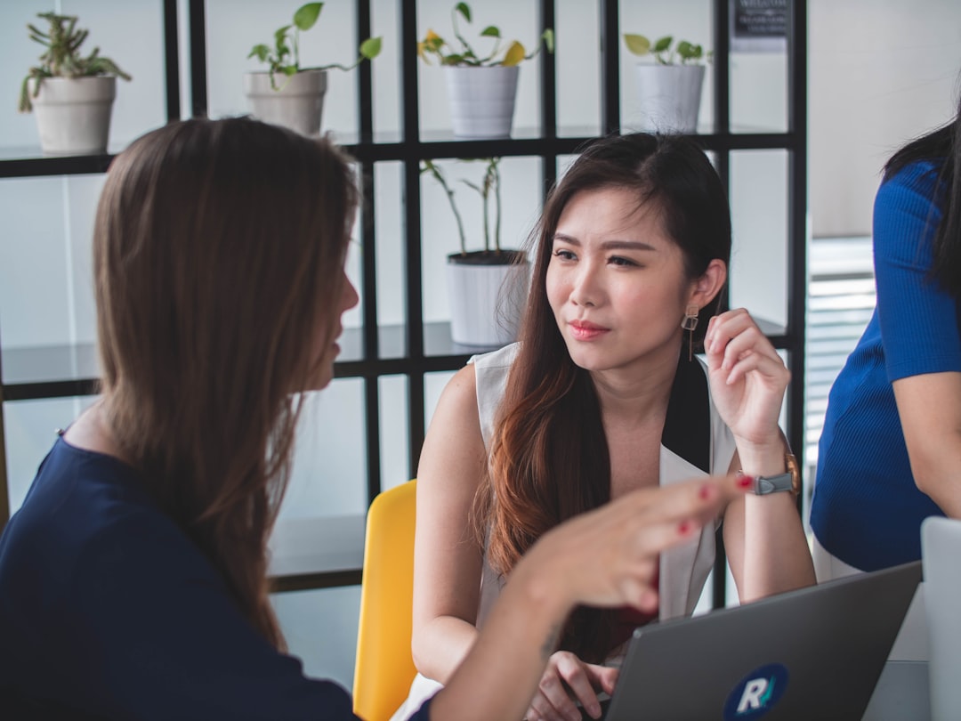 Una mujer profesional en una oficina de Singapur revisa documentos durante el auge de contratación de agosto en la ciudad