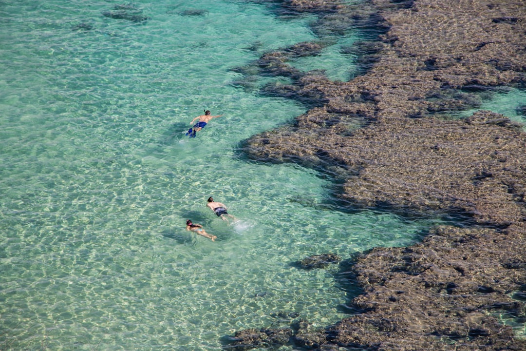 Una coppia che fa snorkeling in acque turchesi durante una delle fughe isolane più popolari raggiungibili da Singapore a fine agosto