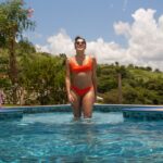 Una mujer preparándose para entrar en una piscina de inmersión fría como parte de una sesión de terapia de contraste en una casa de baños de Singapur