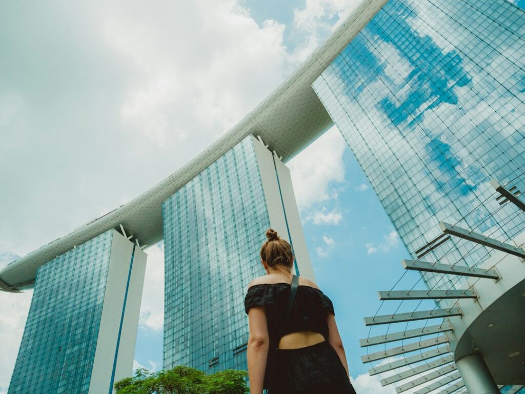 Una empresaria revisa datos en una pantalla en una oficina de intercambio de créditos de carbono de Singapur, rastreando la actividad del mercado.