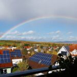 paneles solares instalados en una azotea, ilustrando cómo los incentivos para la energía solar en azoteas benefician a las propiedades residenciales