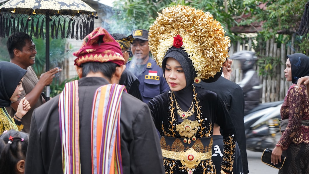 Una donna vestita con il tradizionale sarong kebaya a un festival della cultura Peranakan a Singapore