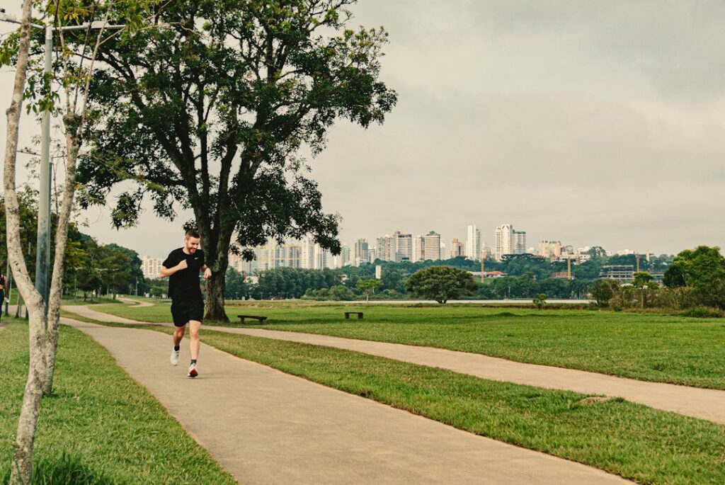 Corredor realizando entrenamiento de maratón al amanecer en el East Coast Park de Singapur