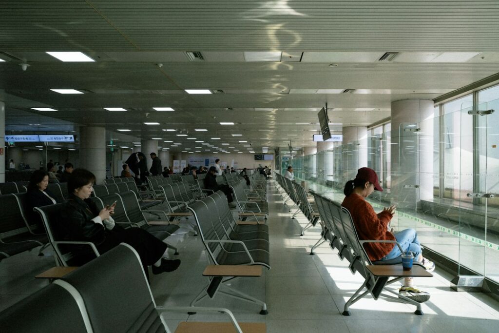 Viajero comparando ofertas de vuelos de fin de año en su teléfono en el aeropuerto de Changi